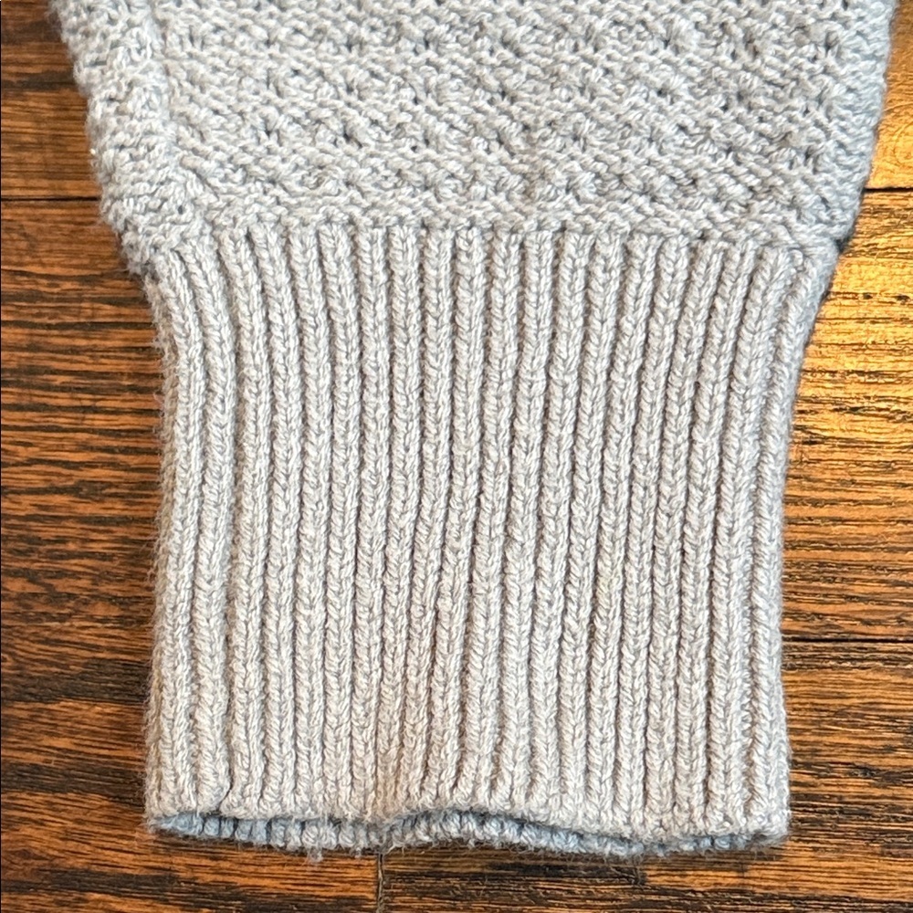 Women's Gray cropped Sweater size large - Picture 9 of 10